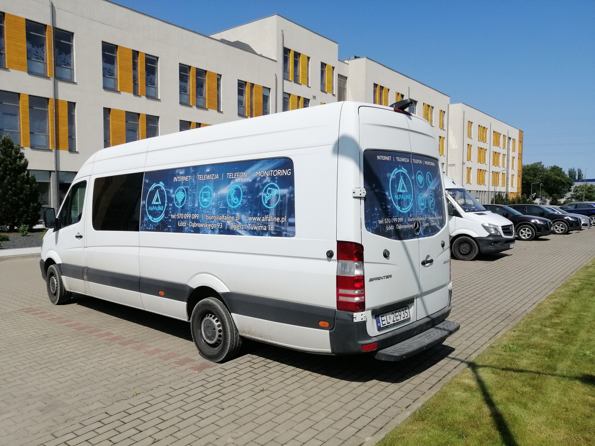PROJEKT, DRUK I MONTAŻ REKLAMY NA AUCIE